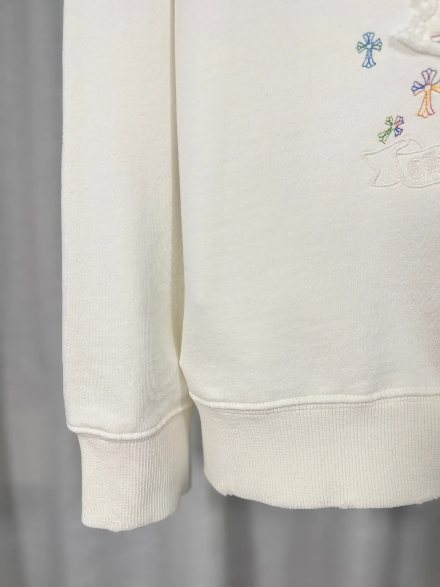 P270 top version, real shot without P, ​​different from market currency) 𝗖𝗵𝗿𝗼𝗺𝗲 𝗛𝗲𝗮𝗿𝘁𝘀/Cro Xin 2025 Bi Wen Dyed and Worn Autumn and Winter New Original Single Counter American Laser Burnt Bi Wen Dyed and Worn Couple Casual Sweater 👑The highest version! Customized fabric 430g tripe terry fabric! American acid washed distressed original denim with burnt flowers ✟appliqué embroidery and exquisite embroidery of letters! The best-selling model in the counter, very comfortable to wear. Accessories: original molded and authenticated collar label➕100% silk wash label. Genuine purchase-grade original hangtag➕matching hanging rope➕3D hanging beads➕original packaging bag. Craftsmanship: The original version has consistent wiring! The highest version of the armhole matching technique! Color: White Black Size: S M L XL Style No.: 9327